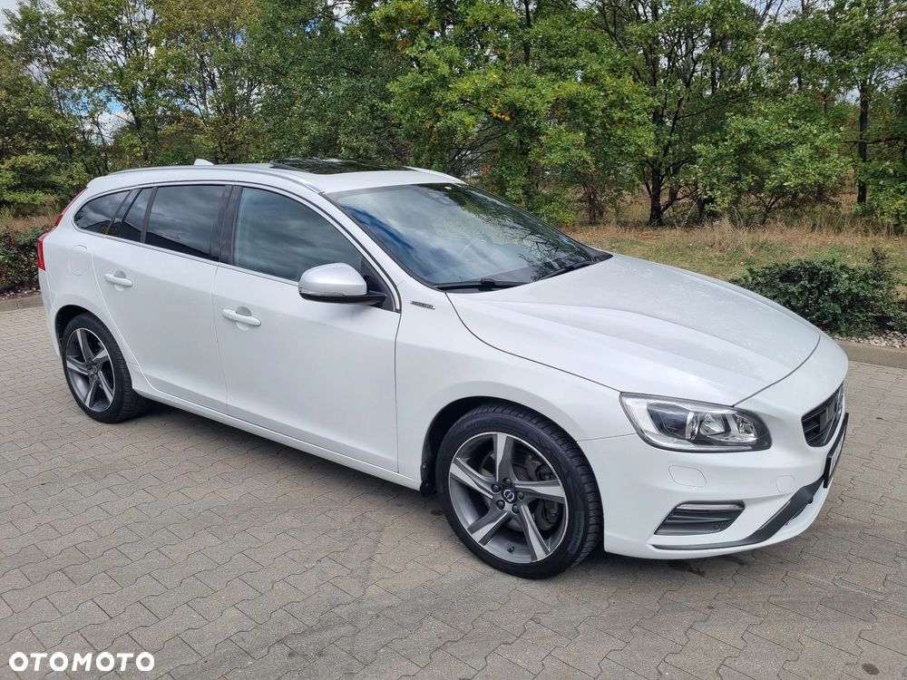 Volvo V60 D6 AWD Plug-in Hybrid R-Design Summum - 11