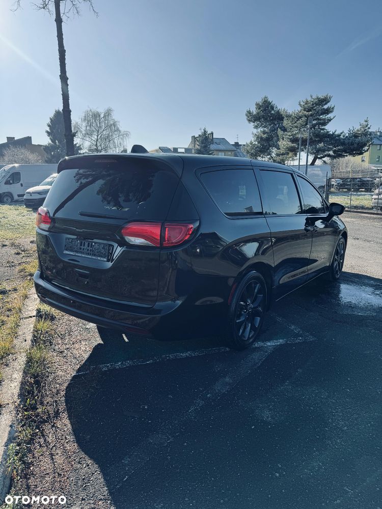 Chrysler Pacifica - 4