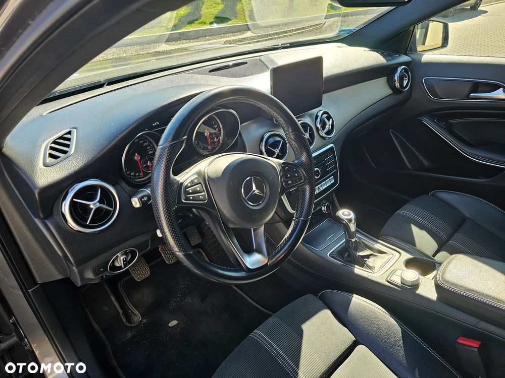 Mercedes-Benz GLA 200 Urban - 12