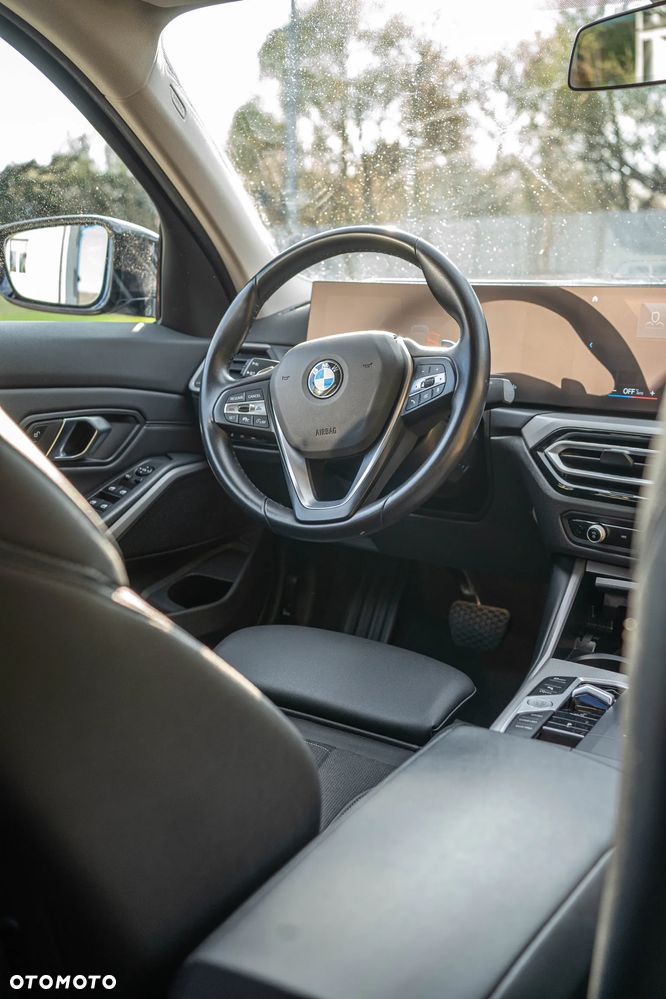 BMW Seria 3 330i xDrive - 17