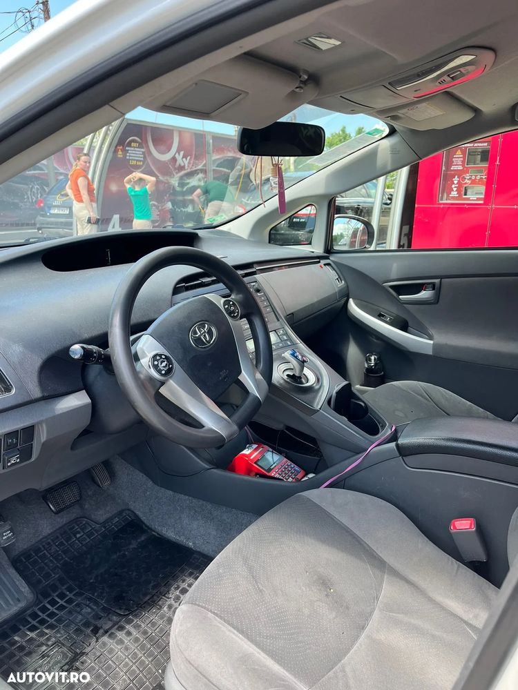 Toyota Prius (Hybrid) Sol - 12