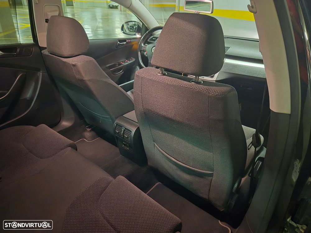 VW Passat 2.0 TDI Confortline - 38