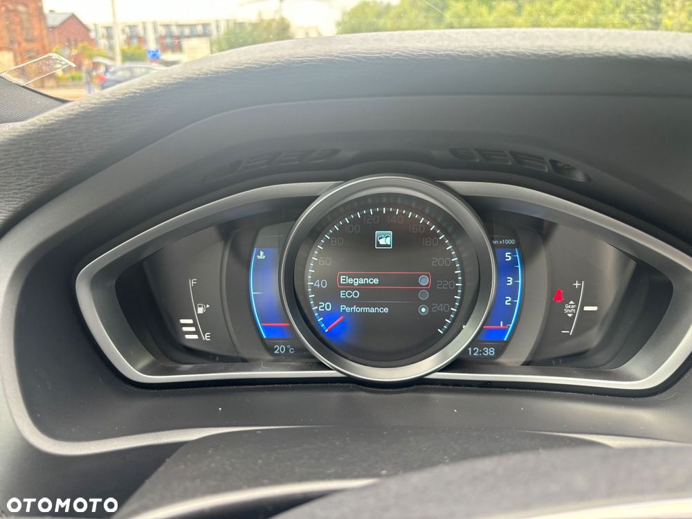Volvo V40 D2 R Design - 16