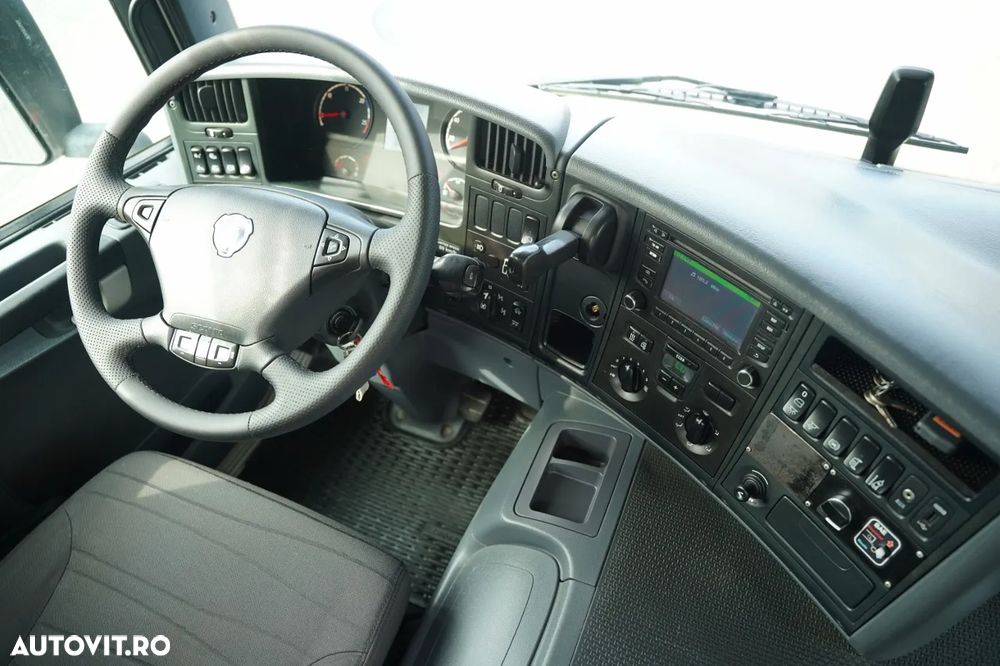 Scania P 450 / 8x4 / BASCULANTĂ CU DESCĂRCARE SPATE - 5,6 M / TRIDEM / AXĂ RIDICABILĂ ȘI VIRATOARE / OBLON SPATE HIDRAULIC / EURO 6 - 29