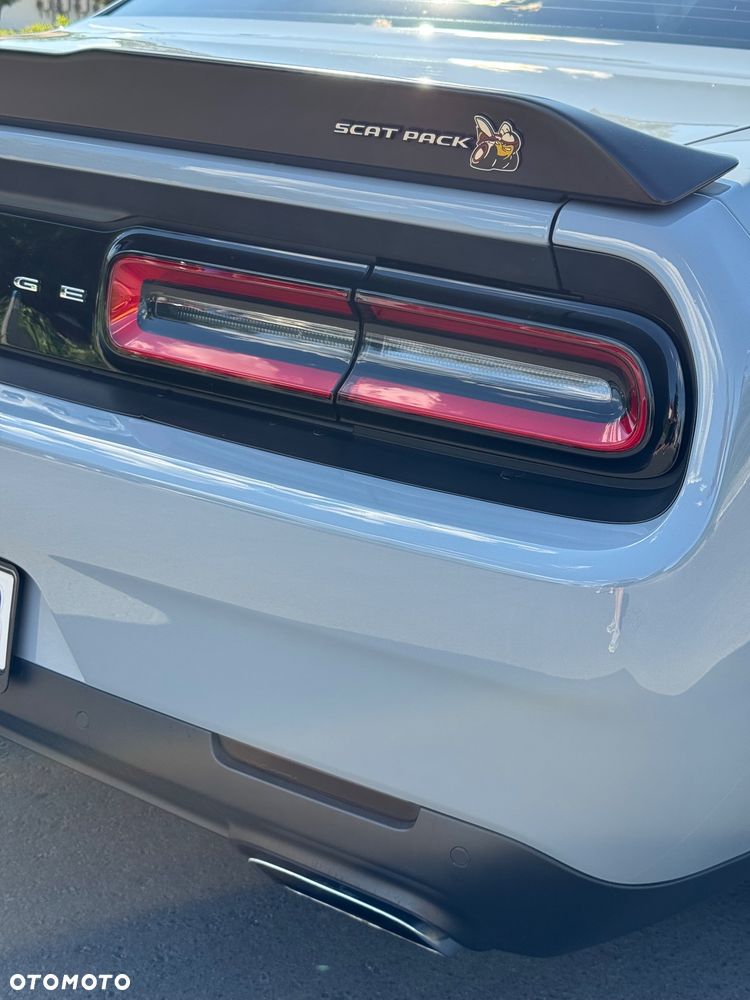 Dodge Challenger - 8