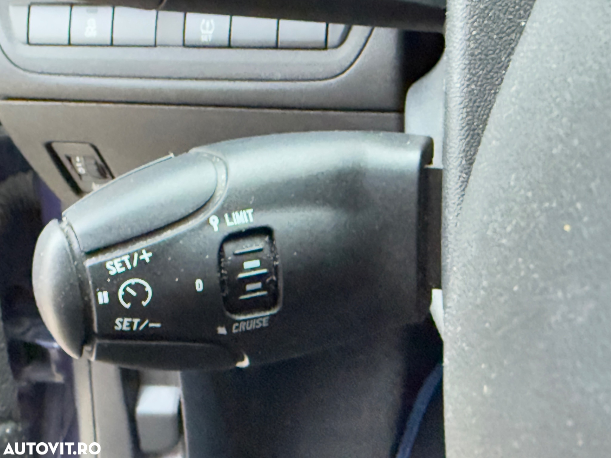 Peugeot 208 1.0 L PureTech Active - 12