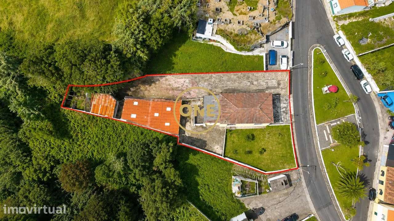 Moradia T4 com Amplo Jardim nas Feteiras – Tranquilidade e Potencial - Grande imagem: 3/31