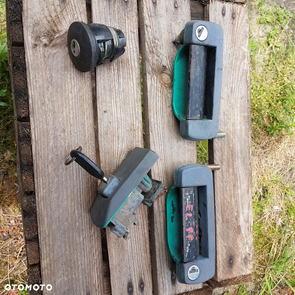klamka wkładka korek kluczyk zawias zamek z drzwi fiat 126p maluch