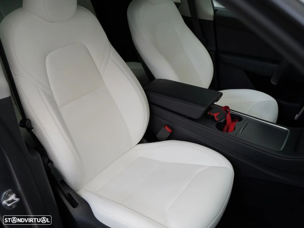 Tesla Model Y Performance Dual Motor AWD - 11