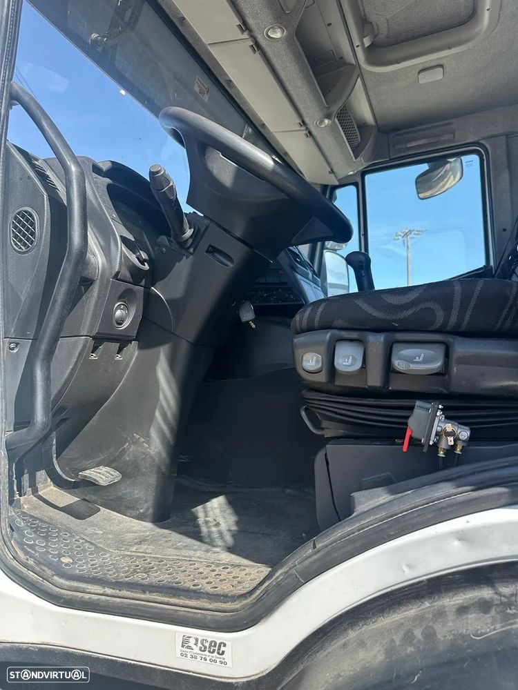 Iveco TRAKKER TRIBASCULANTE C/ GRUA COM COMANDO - 2