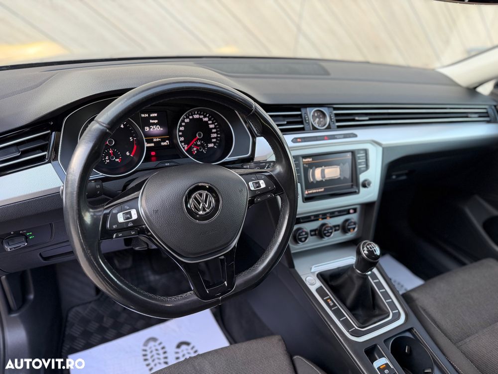 Volkswagen Passat 1.6 TDI Comfortline - 13