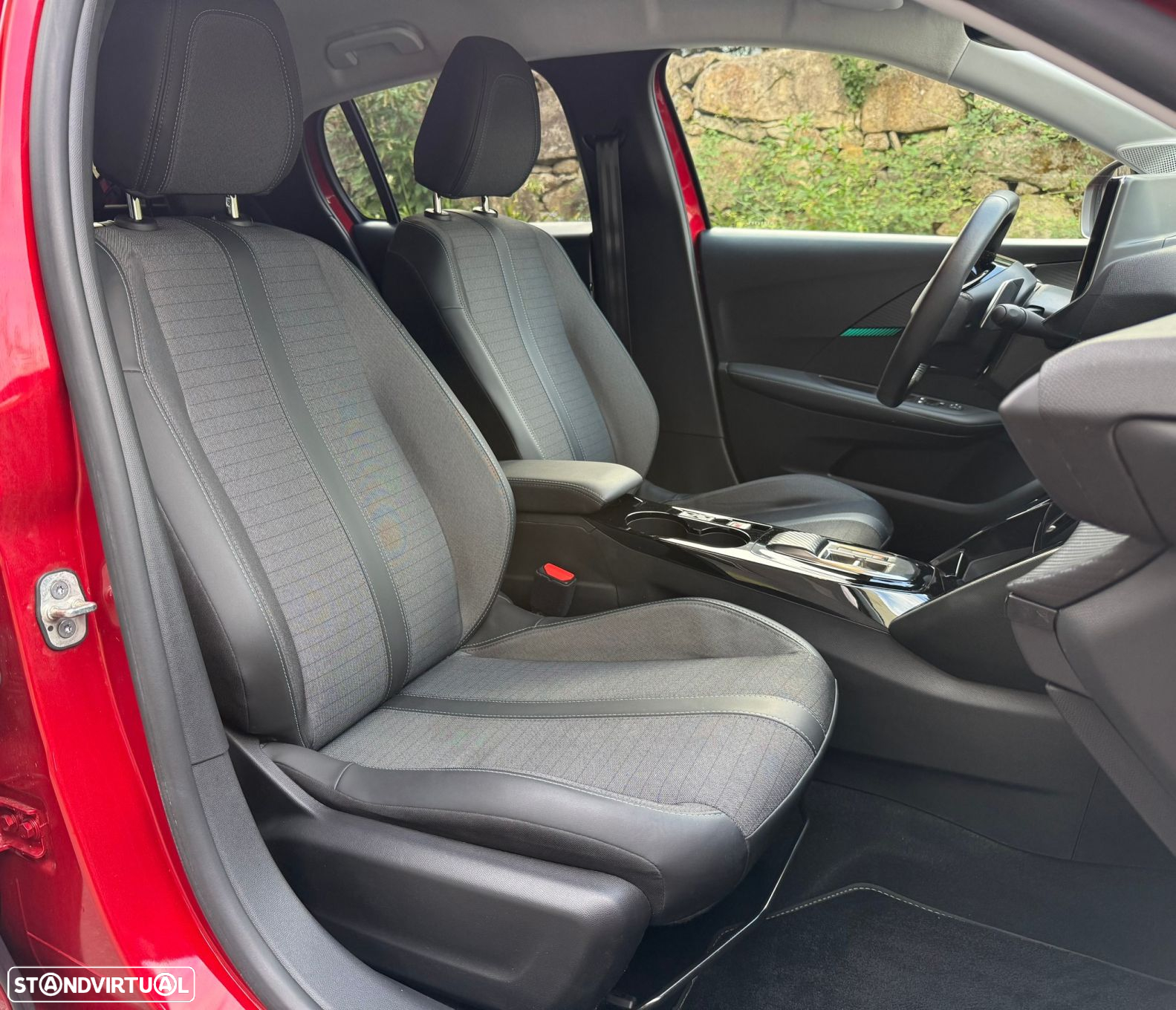 Peugeot 208 PureTech 100 EAT8 Allure - 23