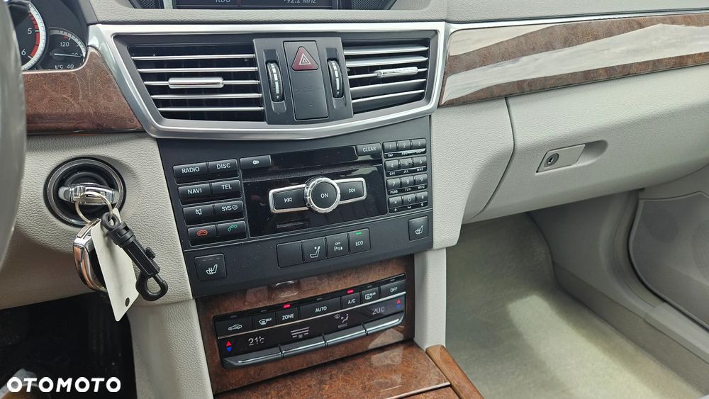 Mercedes-Benz Klasa E 300 CDI DPF BlueEFFICIENCY 7G-TRONIC Elegance - 26