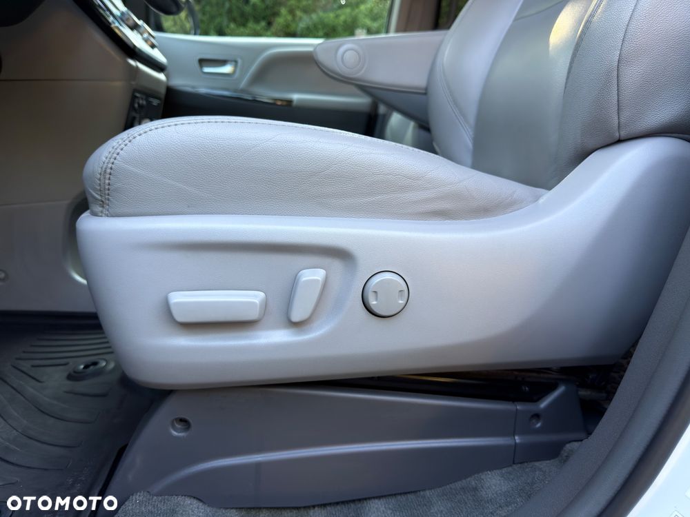 Toyota Sienna 3.5 V6 XLE AWD - 23