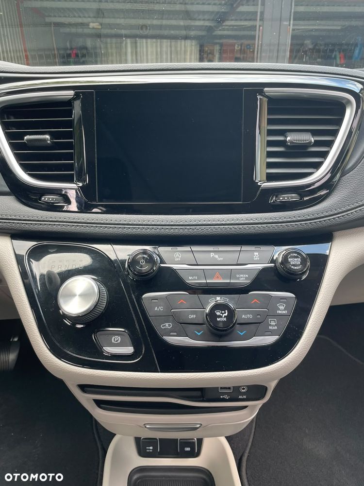 Chrysler Pacifica - 30
