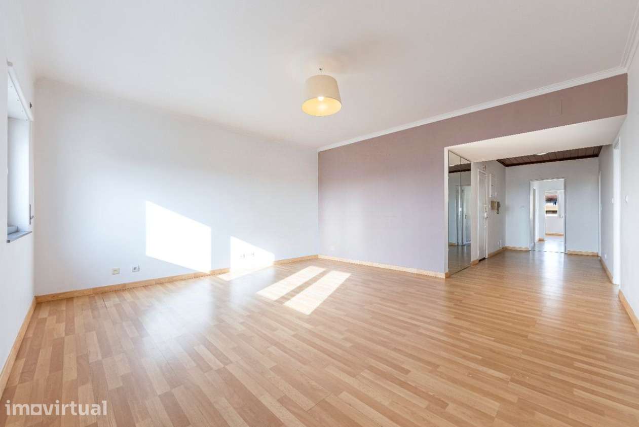 T3 Último Piso com 128m² e Parqueamento a 750m da Praia de Carcavelos - Grande imagem: 2/23