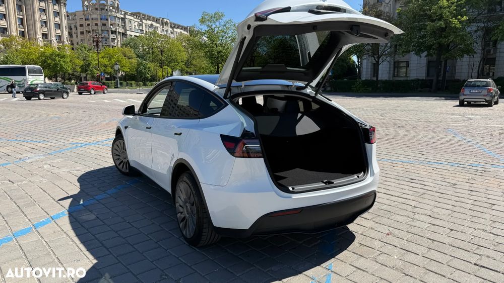 Tesla Model Y - 12