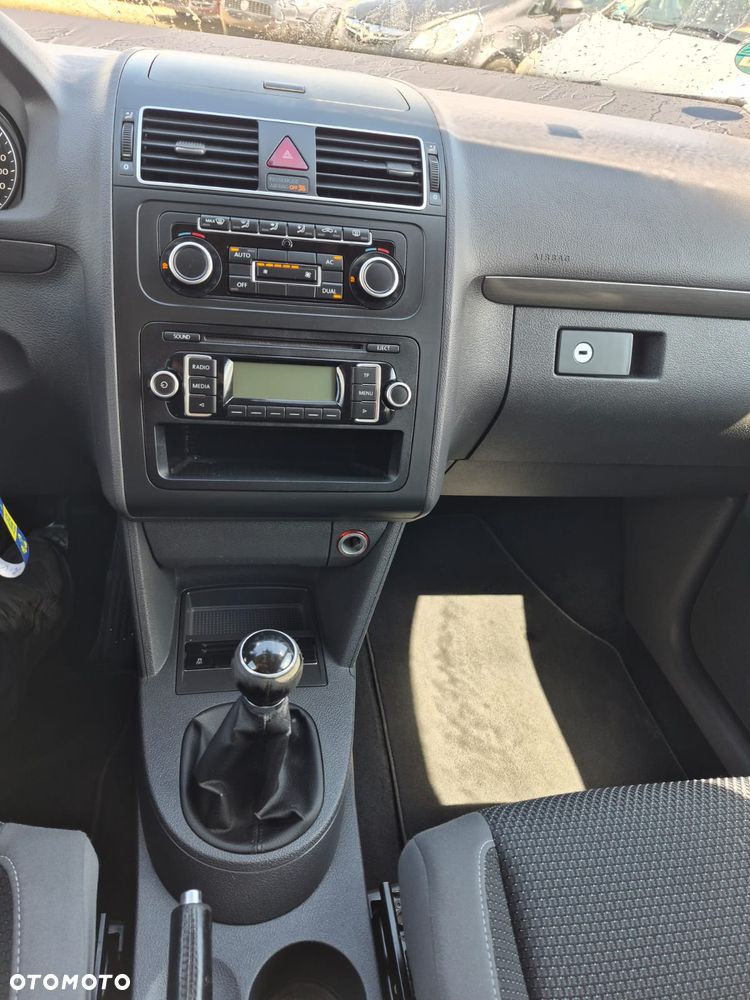 Volkswagen Touran - 12