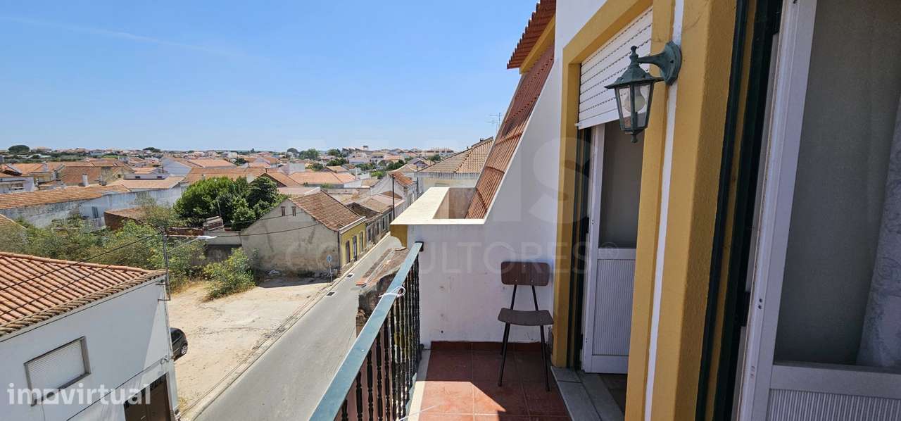 Apartamento T3 no Centro de Alpiarça | Áreas Generosas, Varandas e ... - Grande imagem: 2/46