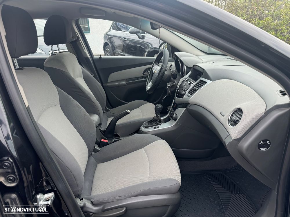 Chevrolet Cruze 1.6 LS - 28