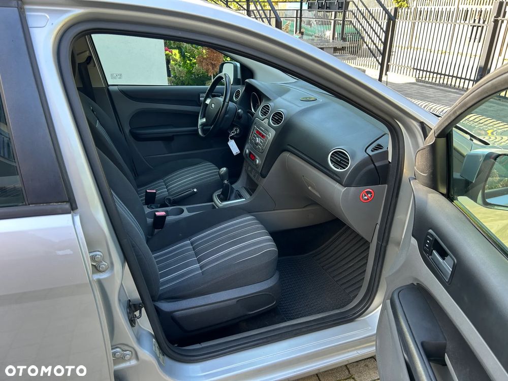 Ford Focus 1.6 Ghia - 8