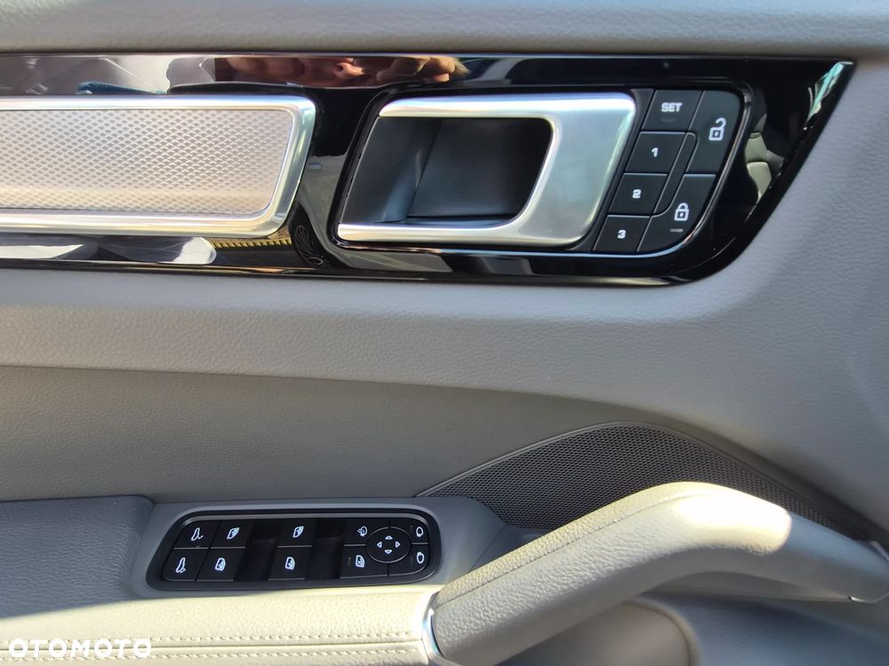 Porsche Cayenne S Platinum Edition - 30