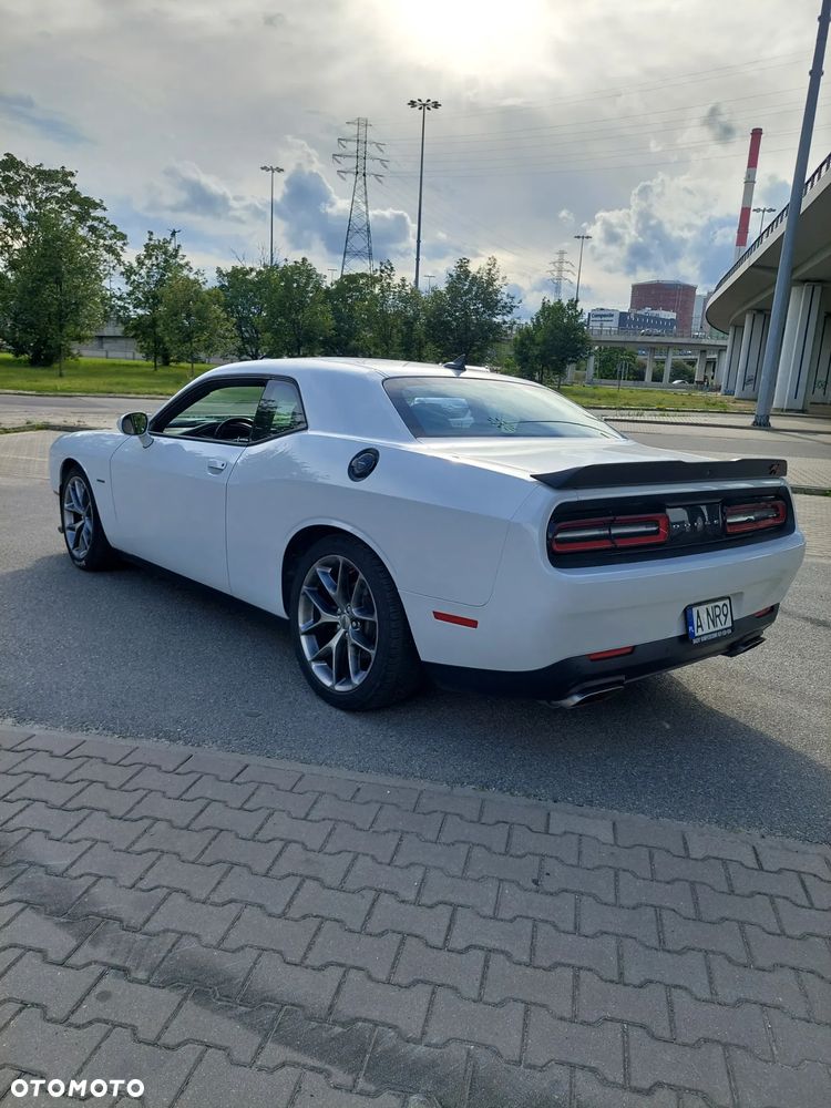 Dodge Challenger - 12