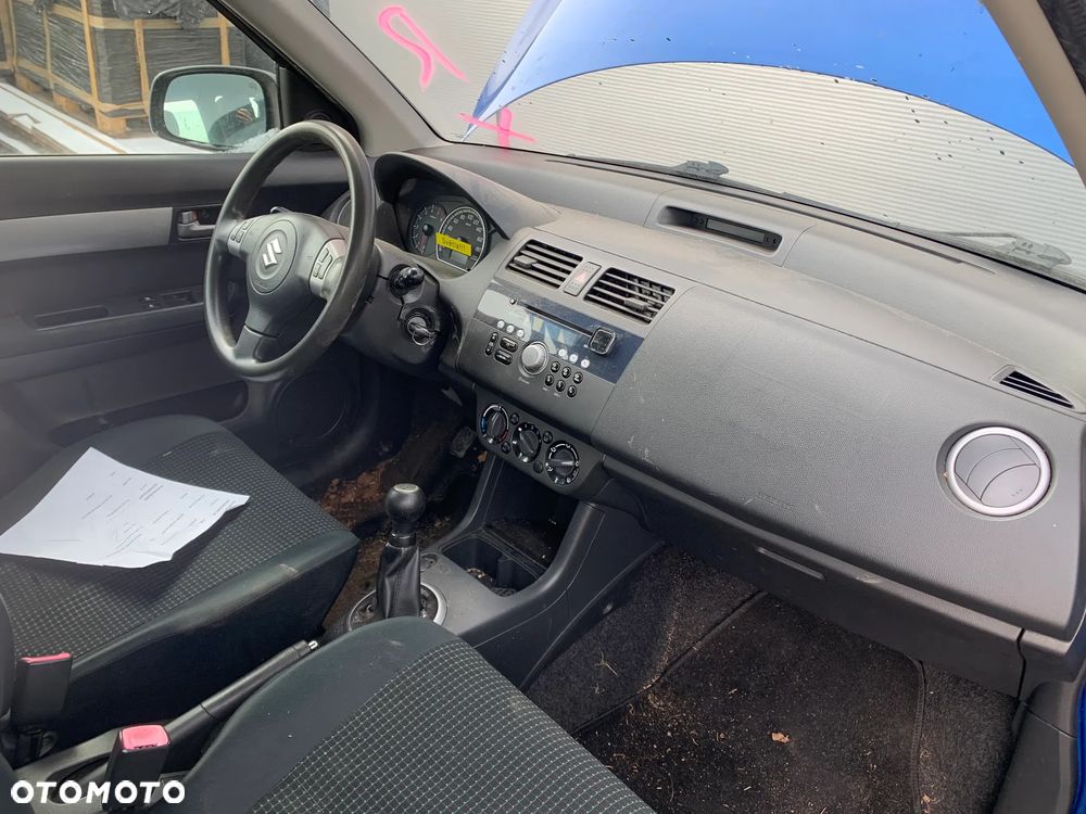 SUZUKI SWIFT 2005 *SAMOCHÓD NA CZĘŚCI* 4042 MASKA, LAMPA, DRZWI, LUSTERKO, ZDERZAK, GRILL, BŁOTNIK, KLAPA, BELKA, DESKA, FOTELE, KANAPA, ĆWIARTKA KIEROWNICA, TARCZE, ZACISKI, ZAWIESZENIE, KOMPLETNY PRZÓD, KOMPLETNY TYŁ, LICZNIK, ZEGARY, PRAWE LEWE PRZÓD TYŁ - 5