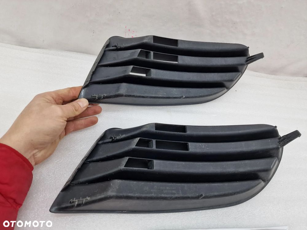 VW GOLF V 5 + PLUS 5+ LEWA KRATKA BOCZNA ZDERZAKA PRZEDNIEGO PRZÓD Z OPCJĄ BEZ HALOGENU BEZ HALOGENÓW  , NR 5M0853665 , NR AUKCJI E/66 - 6