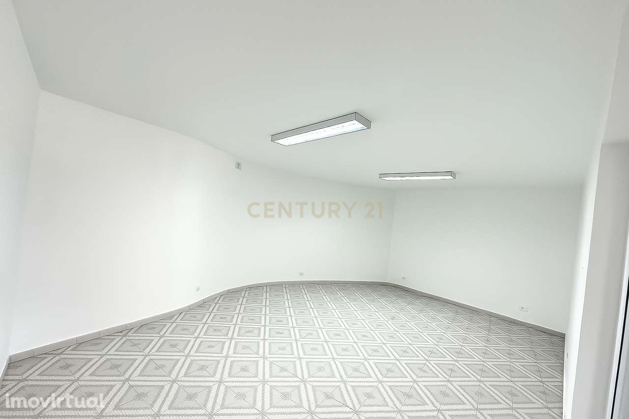 Espaço Comercial com 5 Lojas em São Bartolomeu de Messines - Grande imagem: 3/11