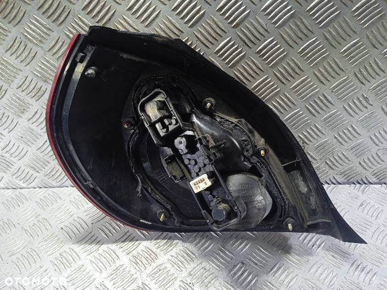 LAMPA PRAWA TYLNA NISSAN ALMERA N16 - 2