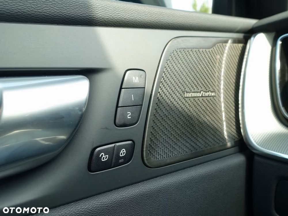 Volvo XC 60 B5 B AWD Plus Black Edition - 17