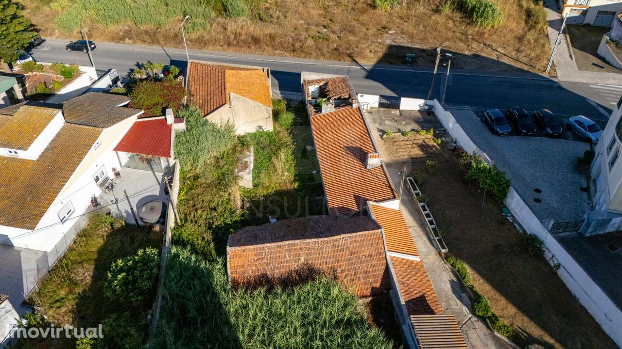 Terreno com 4 construções e 1 armazém no centro de Peniche - Grande imagem: 3/12