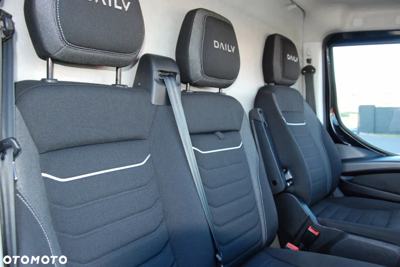 Iveco DAILY 35-180 /  BLASZAK / 2022 ROK /  HI-MATIC / Full opcja / CZARNY METALIK /  SPROWADZONY / PO KONTRAKCIE SERWISOWYM - 32