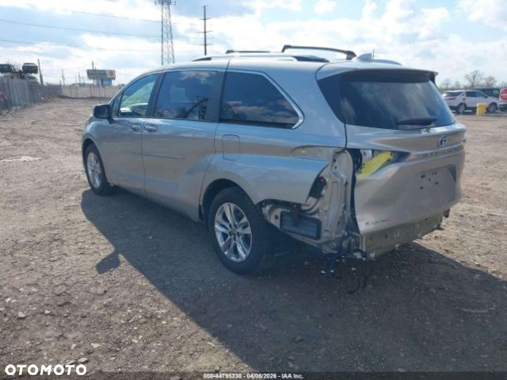 Toyota Sienna - 4