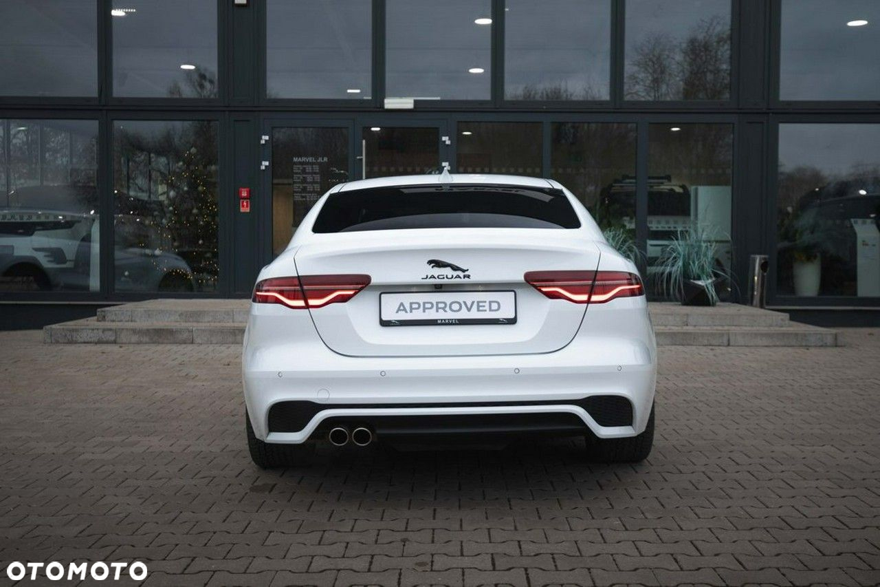 Jaguar XE - 5