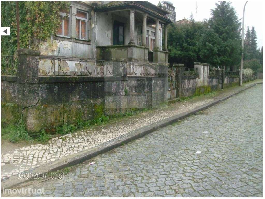 Prédio urbano em estado de ruína, anteriormente utilizado como colé... - Grande imagem: 3/3