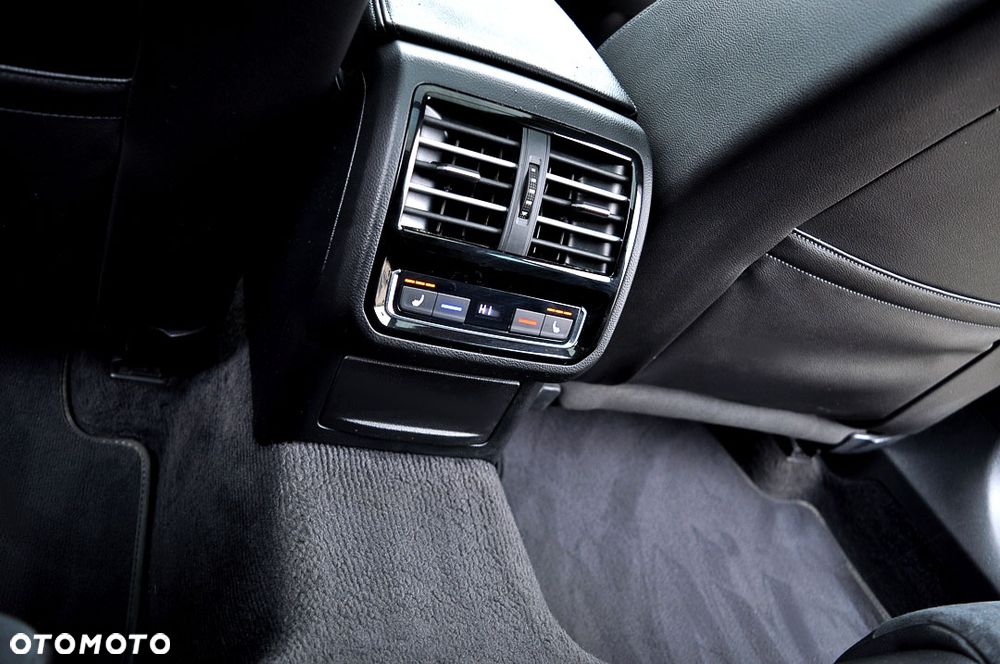 Volkswagen Passat 2.0 TDI SCR DSG Elegance - 26