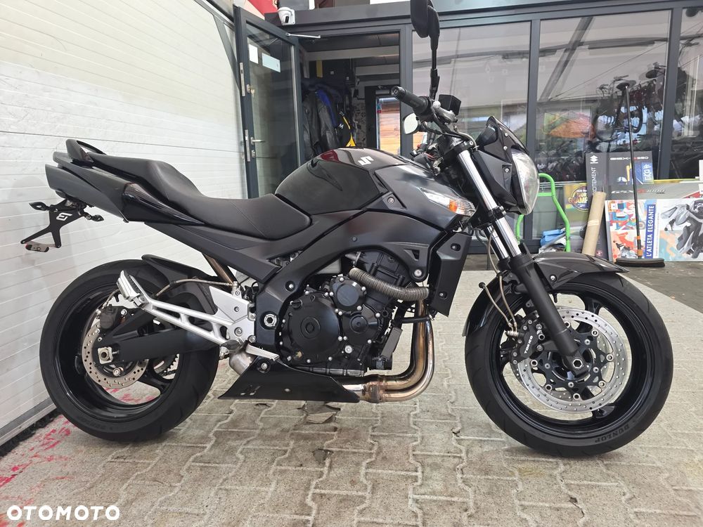 Suzuki GSR - 16
