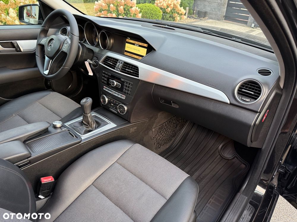 Mercedes-Benz Klasa C 180 CGI BlueEFFICIENCY Avantgarde - 33