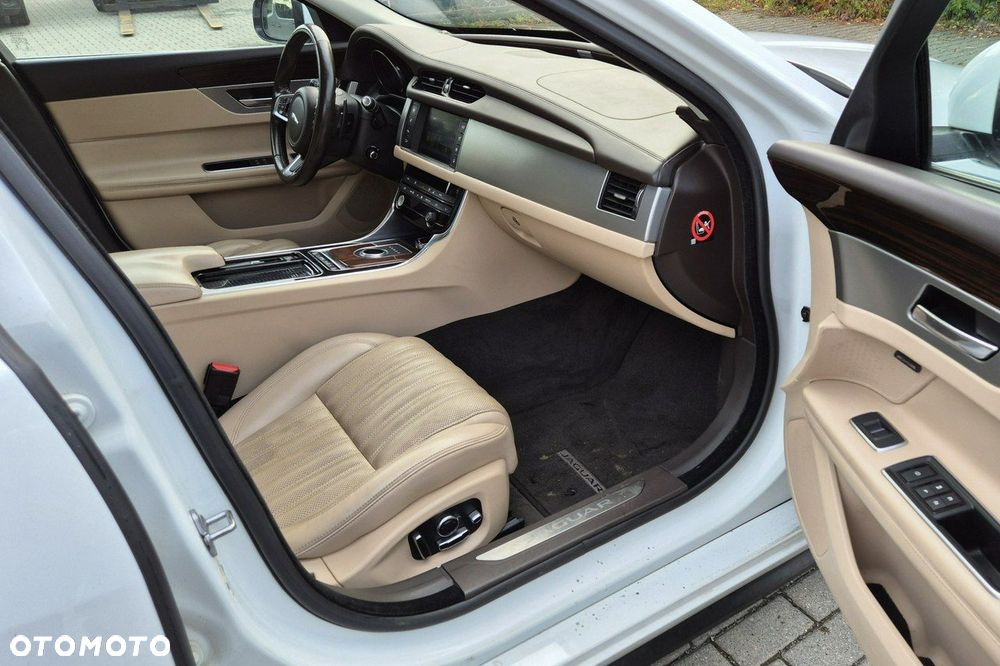 Jaguar XF 20d Sportbrake Prestige - 11