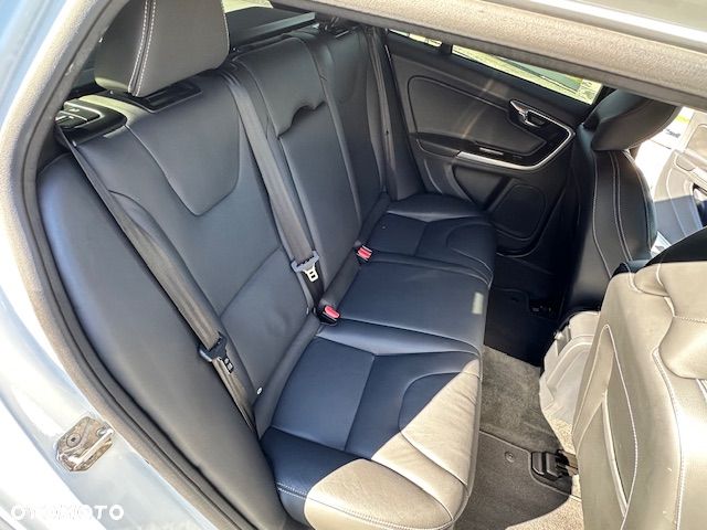 Volvo V60 D4 Geartronic Summum - 25