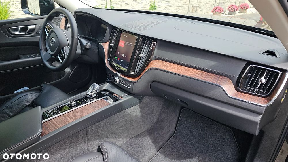 Volvo XC 60 T8 Plug-In Hybrid AWD Ultimate Dark - 21