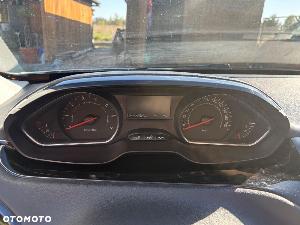 Peugeot 208 - 8