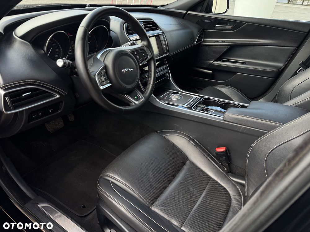Jaguar XE D180 R-Dynamic S - 29