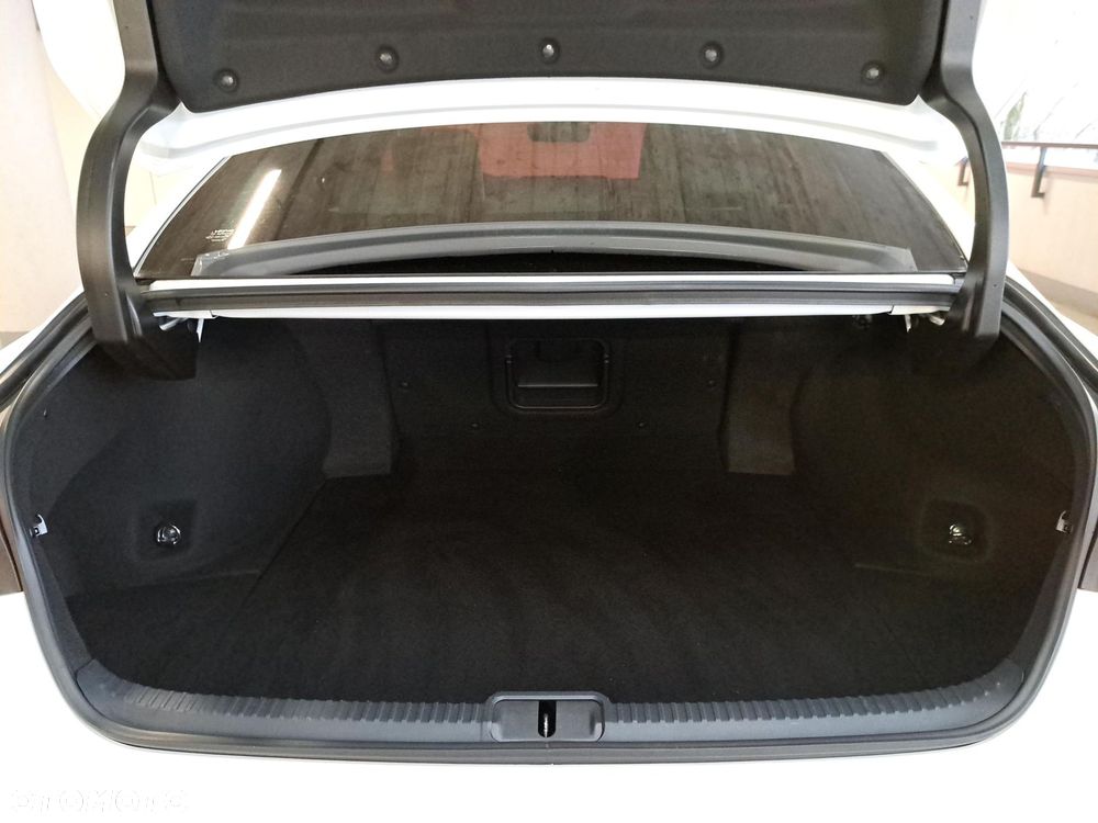 Lexus ES 300h F Sport Design - 10