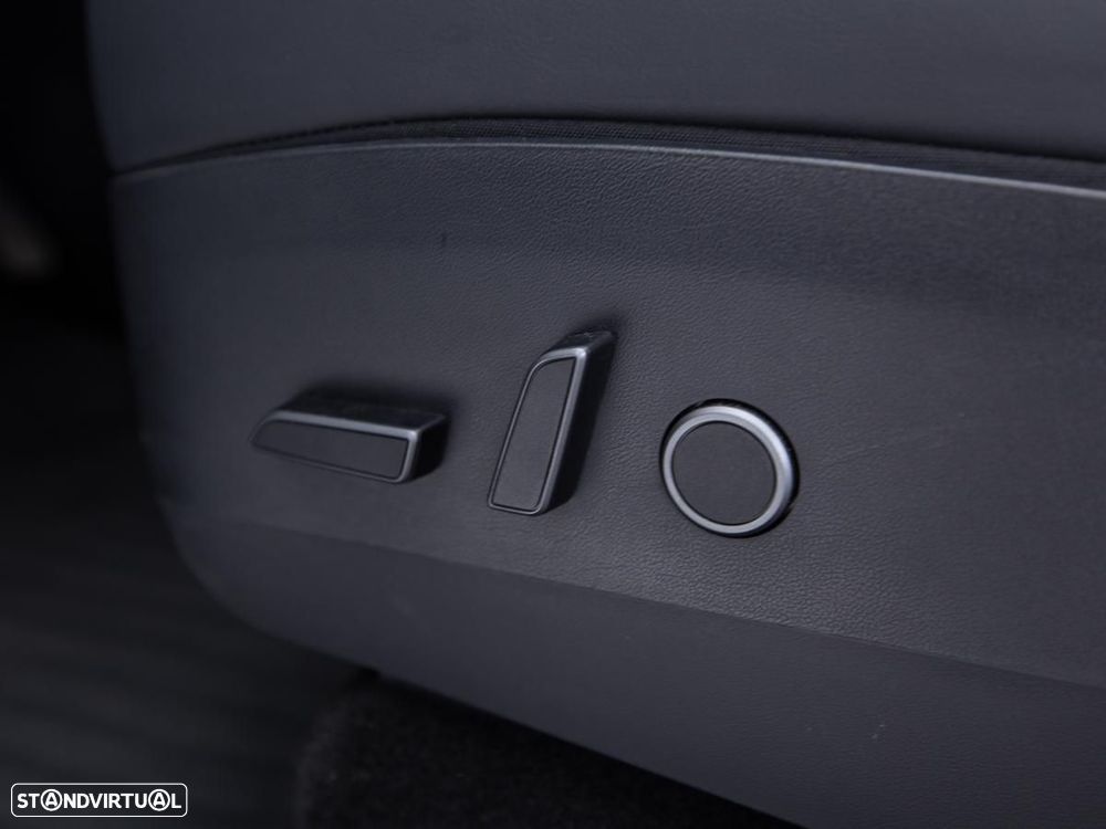 Tesla Model Y Long Range Dual Motor AWD - 19