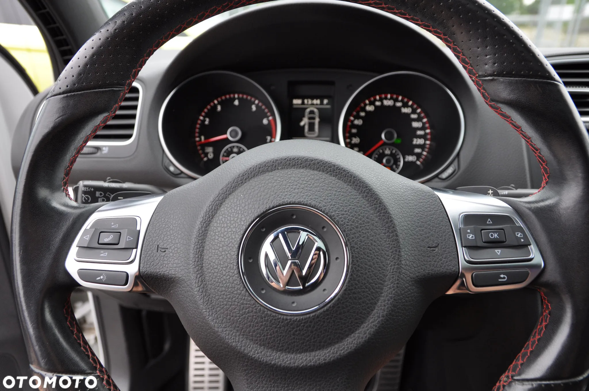 Volkswagen Golf 2.0 GTI DSG adidas - 13