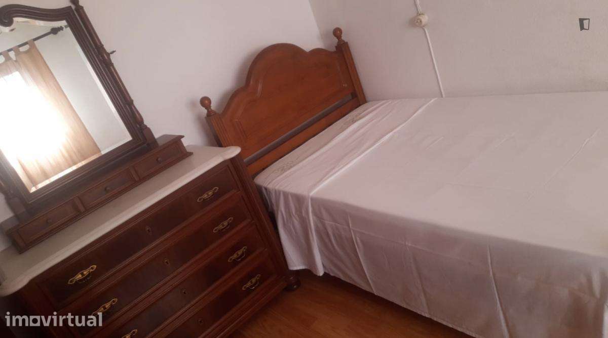 Quarto - localizado em Alto de São João Coimbra - Grande imagem: 2/8