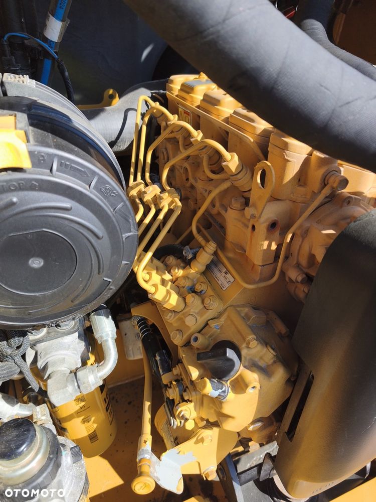 Caterpillar 216B3 - 12